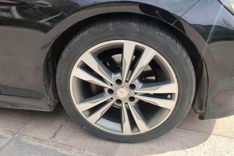 Used Mercedes-Benz E-Class 2015 E 260 L Sport & Fashion Model Right Front Wheel Hub