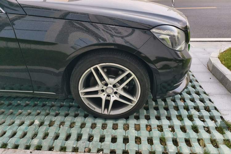 Used Mercedes-Benz E-Class 2015 E 400 L Hybrid Right Front Wheel Hub