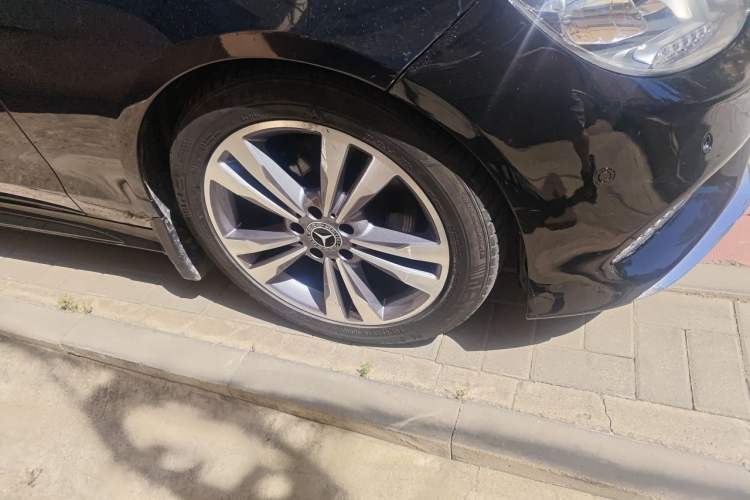 Used Mercedes-Benz E-Class 2015 E 260 L Sport & Fashion Model Right Front Wheel Hub