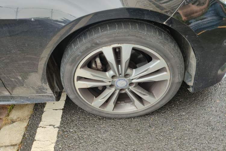 Used Mercedes-Benz E-Class 2015 Revised E 260 L Sporty and Stylish Edition Right Front Wheel Hub
