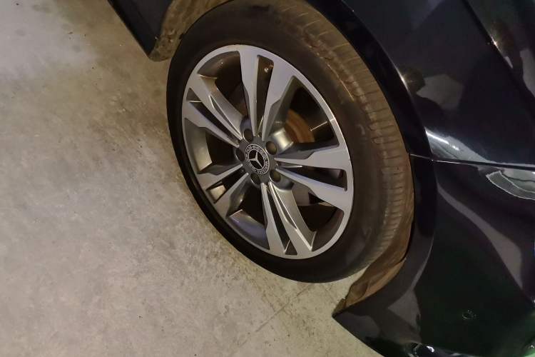 Used Mercedes-Benz E-Class 2015 E 260 L Sport & Fashion Model Right Front Wheel Hub