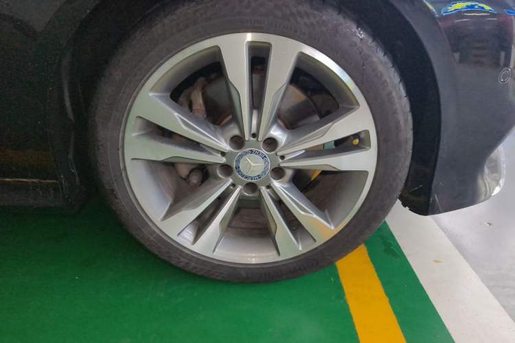Used Mercedes-Benz E-Class 2015 E 260 L Sport & Fashion Model Right Front Wheel Hub