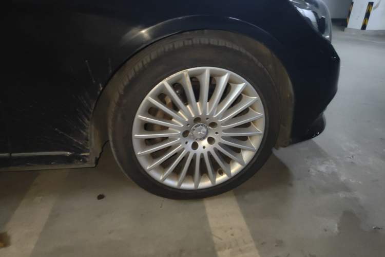 Used Mercedes-Benz E-Class 2015 E 260 L Luxury Model Right Front Wheel Hub