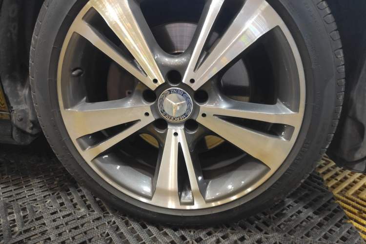 Used Mercedes-Benz E-Class 2015 E 320 L 4MATIC Right Front Wheel Hub
