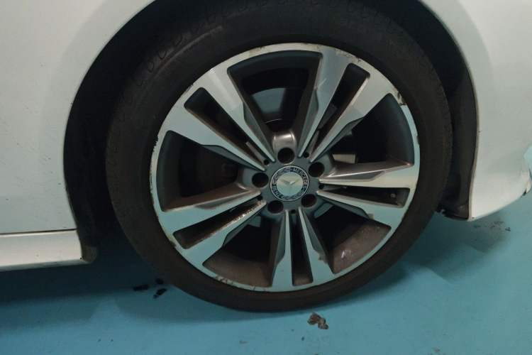 Used Mercedes-Benz E-Class 2015 E 260 L Sport Edition Right Front Wheel Hub