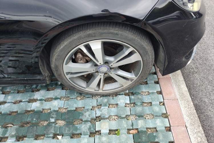 Used Mercedes-Benz E-Class 2015 E 400 L Sport Luxury 4MATIC Right Front Wheel Hub