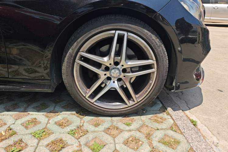 Used Mercedes-Benz E-Class 2015 E 320 L Sport Edition Right Front Wheel Hub