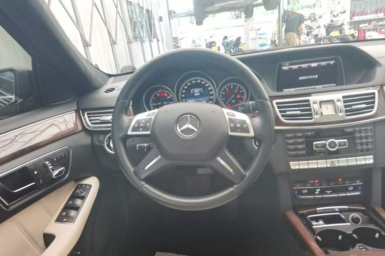 Used Mercedes-Benz E-Class 2015 E 320 L Luxury 4MATIC Steering Wheel