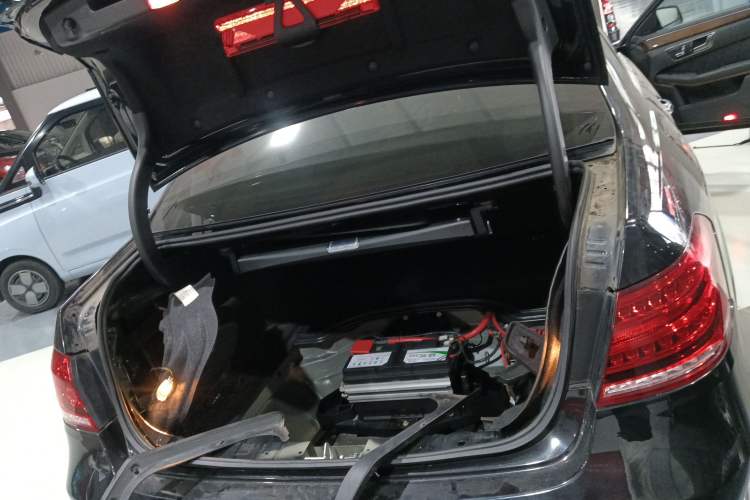 Used Mercedes-Benz E-Class 2015 E 400 L Hybrid Trunk