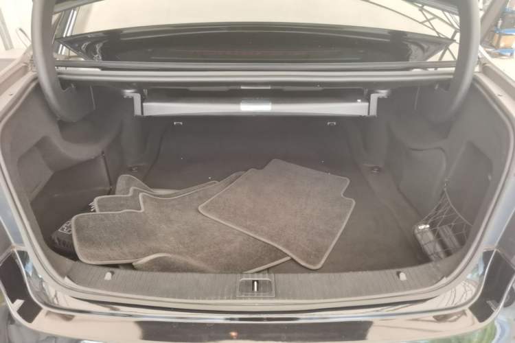 Used Mercedes-Benz E-Class 2015 E 320 L Luxury 4MATIC Trunk
