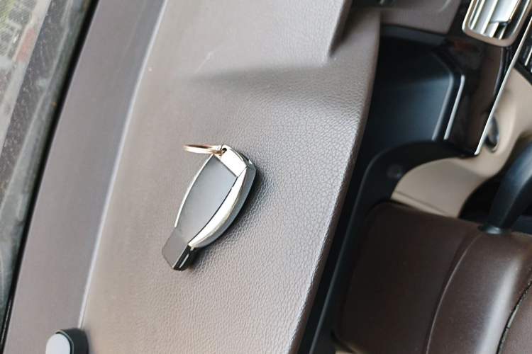 Used Mercedes-Benz E-Class 2015 Facelift E 200 L Sport Edition Vehicle Key