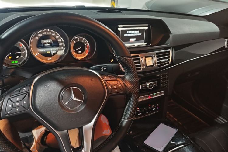 Used Mercedes-Benz E-Class 2015 E 260 L Sport & Fashion Model Center Console