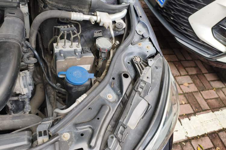Used Mercedes-Benz E-Class 2015 E 200 L Sport Edition Engine Bay Left