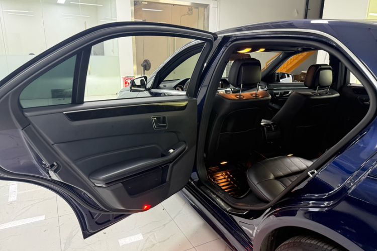 Used Mercedes-Benz E-Class 2015 E 260 L Sport & Fashion Model Interior 8