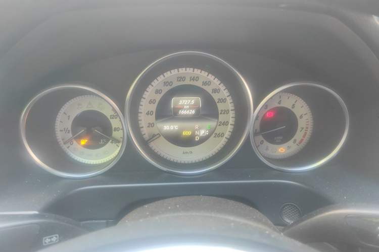Used Mercedes-Benz E-Class 2015 E 260 L Sport Edition Odometer Close Up