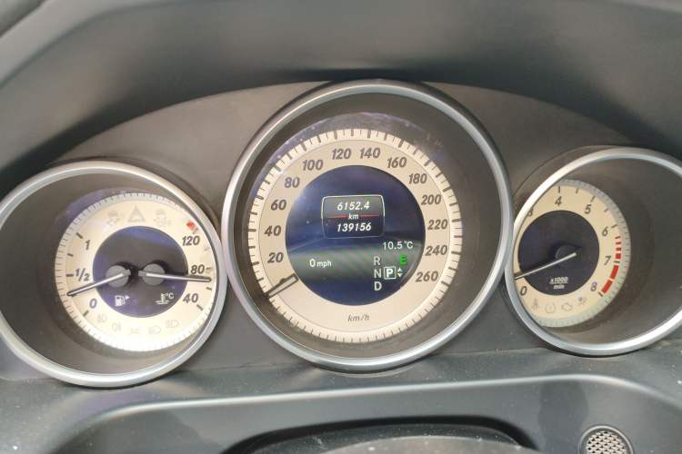Used Mercedes-Benz E-Class 2015 E 200 L Sport Edition Odometer Close Up