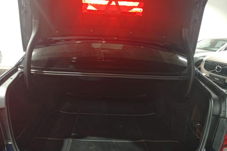 Used Mercedes-Benz E-Class 2015 E 260 L Sport & Fashion Model Trunk
