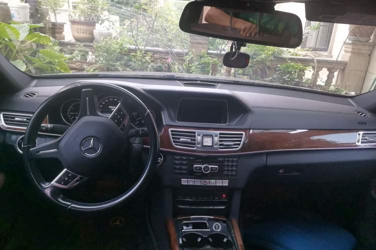 Used Mercedes-Benz E-Class 2015 E 320 L Center Console