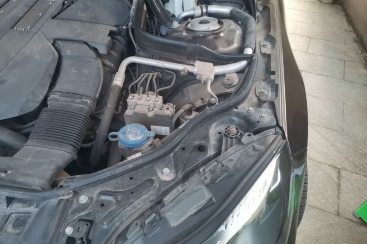 Used Mercedes-Benz E-Class 2015 E 320 L Engine Bay Left