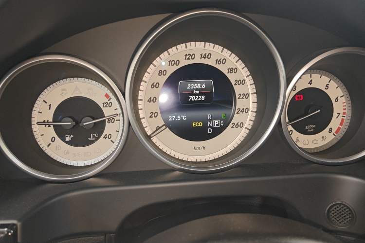 Used Mercedes-Benz E-Class 2015 E 260 L Sport Edition Odometer Close Up