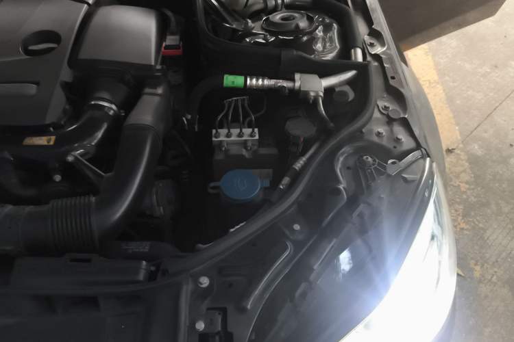 Used Mercedes-Benz E-Class 2015 E 260 L Sport Edition Engine Bay Left