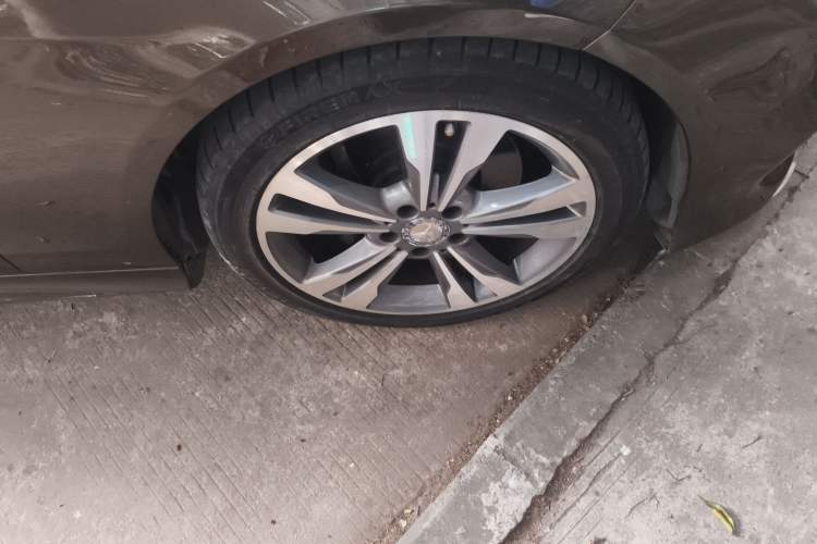 Used Mercedes-Benz E-Class 2015 E 260 L Sport Edition Right Front Wheel Hub