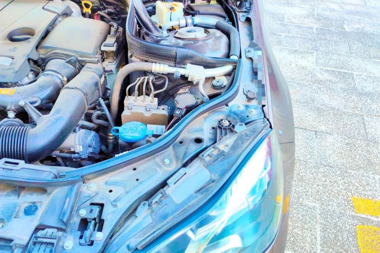 Used Mercedes-Benz E-Class 2015 Facelift E 200 L Engine Bay Left