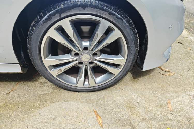 Used Mercedes-Benz E-Class 2015 Facelift E 200 L Sport Edition Right Front Wheel Hub