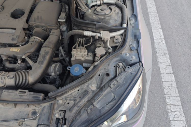 Used Mercedes-Benz E-Class 2015 Revised E 260 L Engine Bay Left