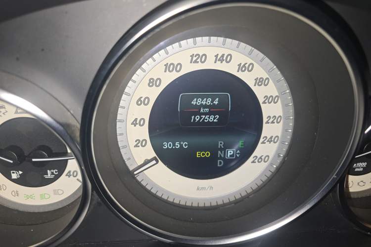 Used Mercedes-Benz E-Class 2015 E 260 L Sport Edition Odometer Close Up