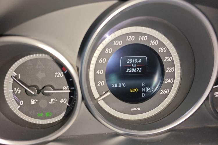 Used Mercedes-Benz E-Class 2015 Facelift E 200 L Odometer Close Up