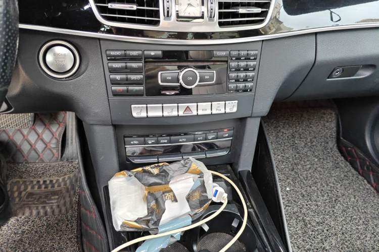 Used Mercedes-Benz E-Class 2015 E 260 L Sport & Fashion Model Audio And AC Panel