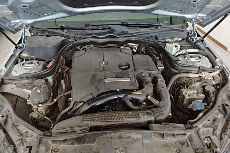 Used Mercedes-Benz E-Class 2015 E 200 L Engine Bay