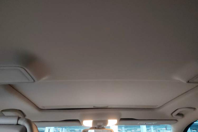 Used Mercedes-Benz E-Class 2015 Facelift E 200 L Headliner