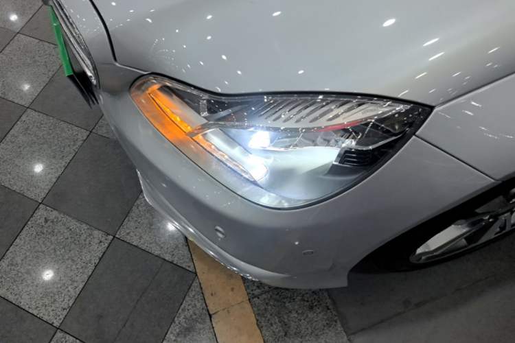 Used Mercedes-Benz E-Class 2015 E 320 L Sport 4MATIC Left Front Headlight