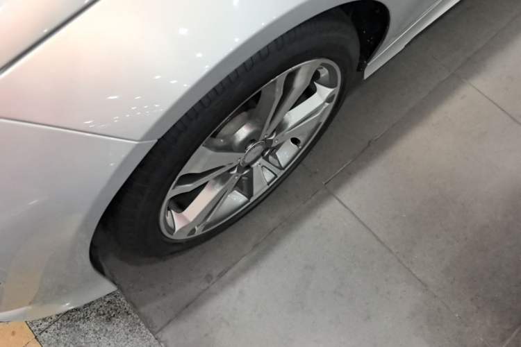 Used Mercedes-Benz E-Class 2015 E 320 L Sport 4MATIC Left Front Wheel Hub