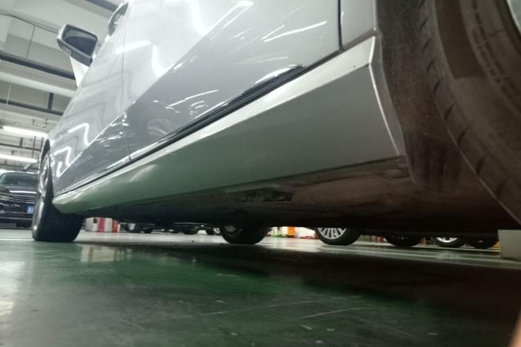 Used Mercedes-Benz E-Class 2015 E 180 L Sport Edition Left Side Sill