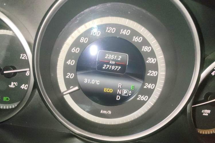 Used Mercedes-Benz E-Class 2015 E 320 L Odometer Close Up