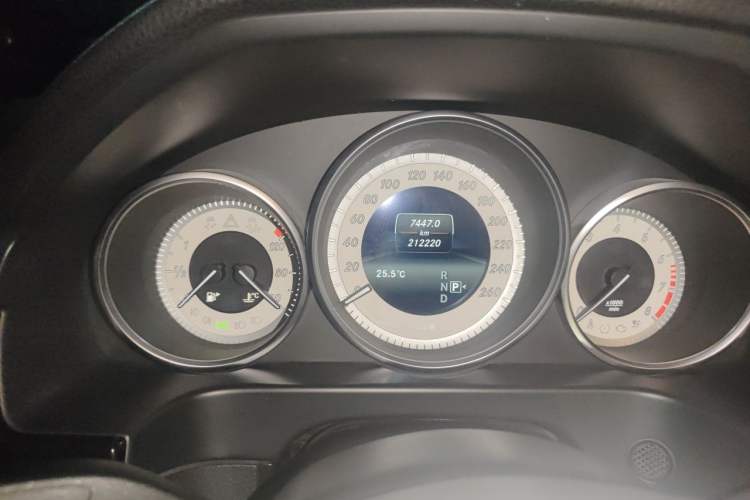 Used Mercedes-Benz E-Class 2015 E 260 L Sport Edition Odometer Close Up