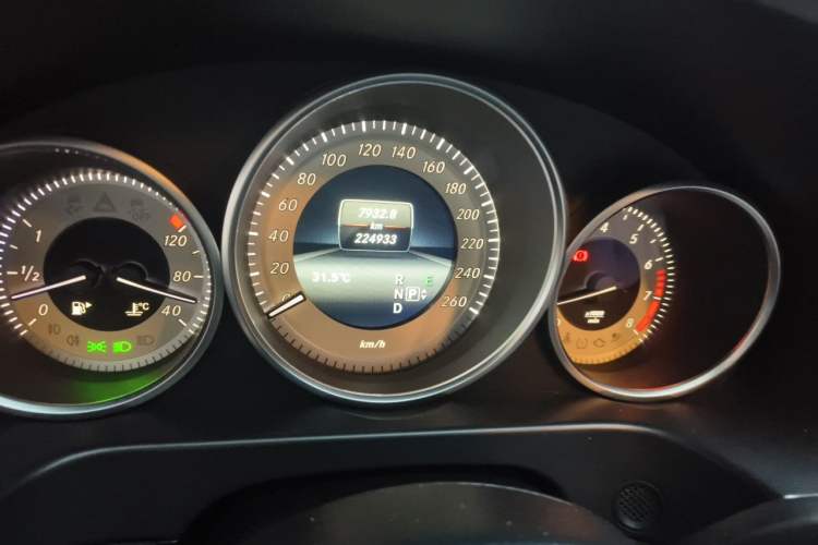 Used Mercedes-Benz E-Class 2015 E 260 L Sport Edition Odometer Close Up