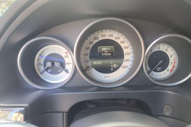 Used Mercedes-Benz E-Class 2015 E 200 L Sport Edition Odometer Close Up