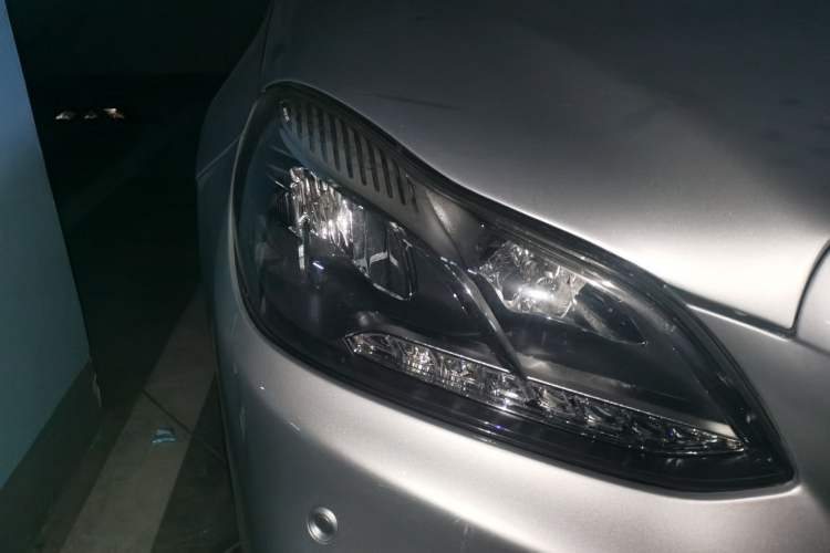 Used Mercedes-Benz E-Class 2015 E 260 L Sport & Fashion Model Right Front Headlight