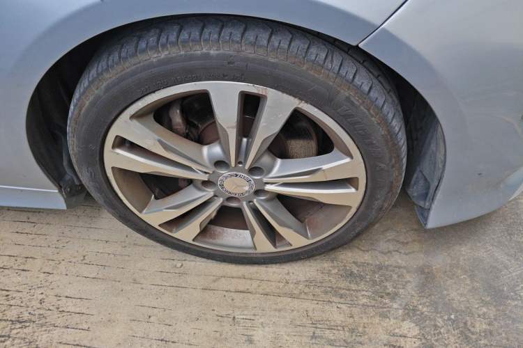 Used Mercedes-Benz E-Class 2015 E 260 L Sport & Fashion Model Right Front Wheel Hub