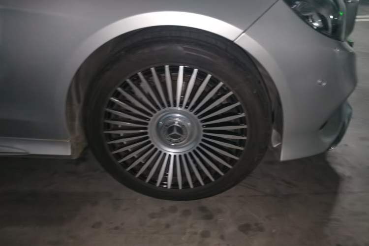 Used Mercedes-Benz E-Class 2015 E 260 L Sport & Fashion Model Right Front Wheel Hub
