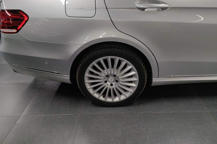 Used Mercedes-Benz E-Class 2015 E 260 L Right Rear Wheel Hub