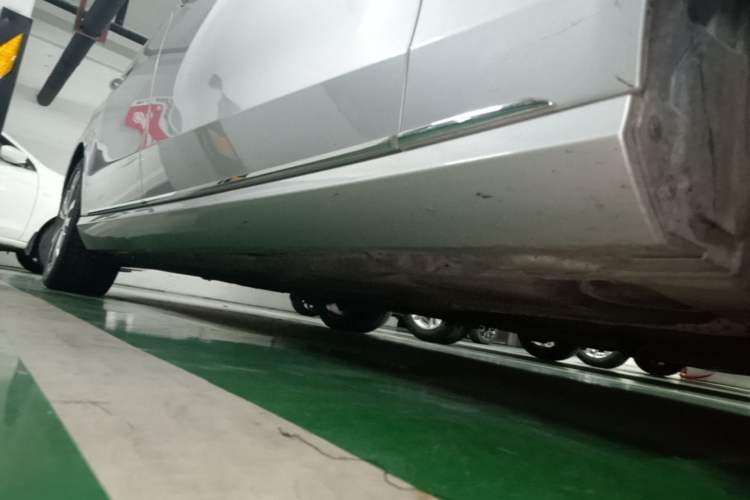 Used Mercedes-Benz E-Class 2015 E 180 L Sport Edition Right Side Sill