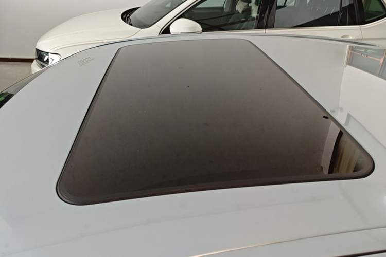 Used Mercedes-Benz E-Class 2015 E 200 L Roof