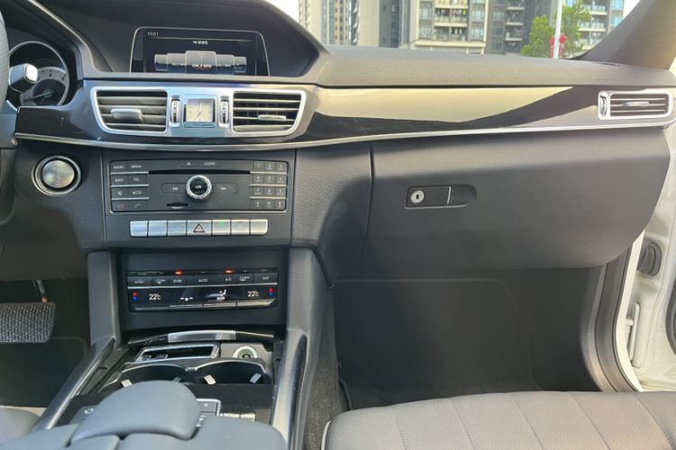 Used Mercedes-Benz E-Class 2015 Restyled E 260 L Sport Edition Audio And AC Panel