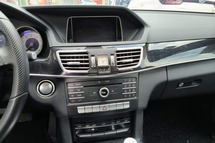 Used Mercedes-Benz E-Class 2015 Restyled E 260 L Sport Edition Audio And AC Panel