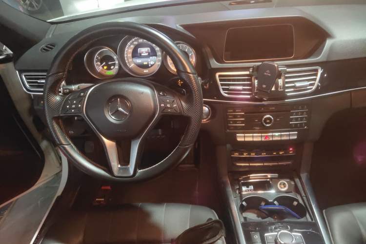 Used Mercedes-Benz E-Class 2015 Facelift E 200 L Sport Edition Audio And AC Panel